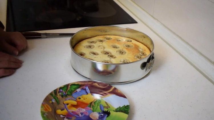 Una tarta de plátano en el horno según una receta paso a paso con una foto
