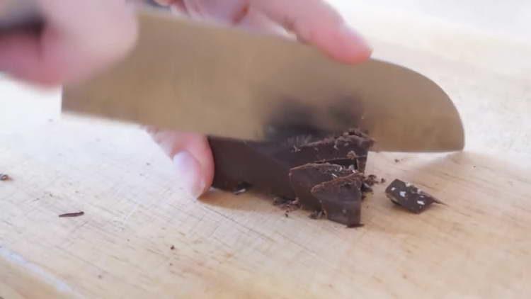hacher le chocolat