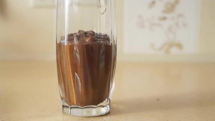 vierte el chocolate en un vaso