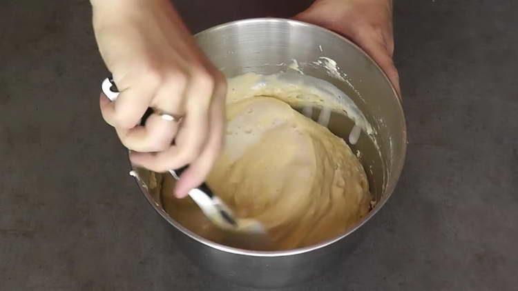 mélanger la pâte avec une spatule à odnorolnosti