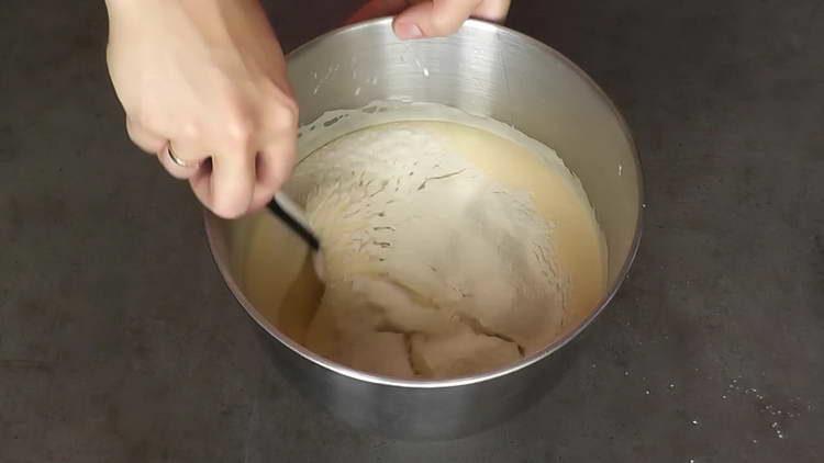 agregue harina a la mezcla de huevo