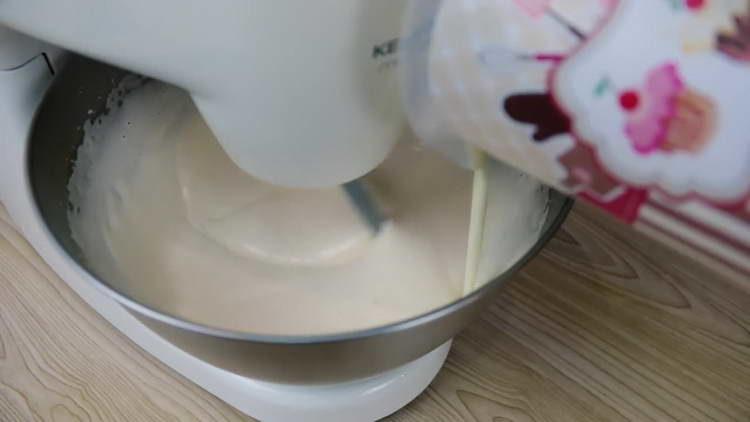 mezclar crema agria y leche condensada