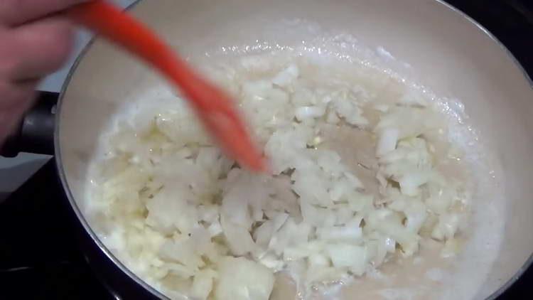 freír la cebolla en mantequilla