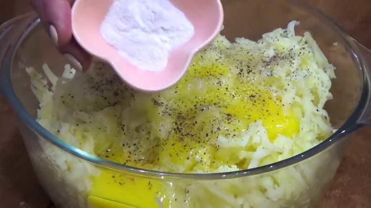 mélanger les pommes de terre avec l'oeuf