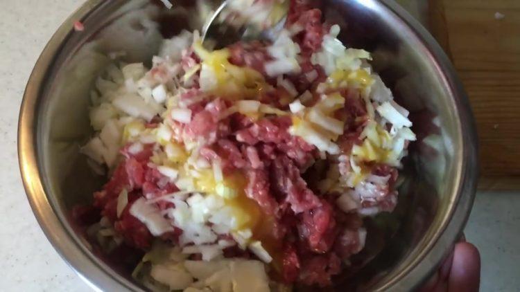 add the egg to the minced meat