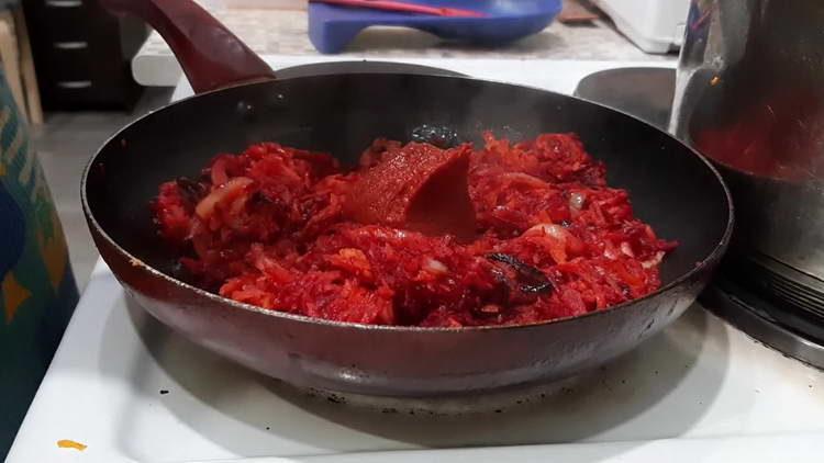 agregue pasta de tomate a las verduras