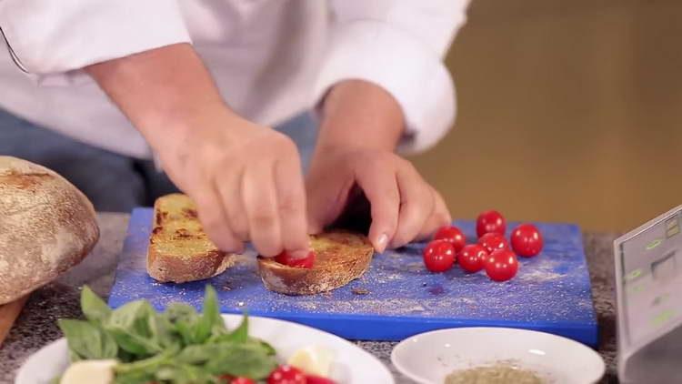 poner tomates en el pan