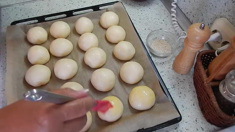 graisser les petits pains avec le mélange d'oeufs