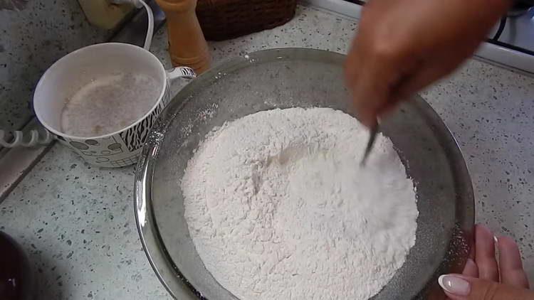 tamizar la harina en un tazón