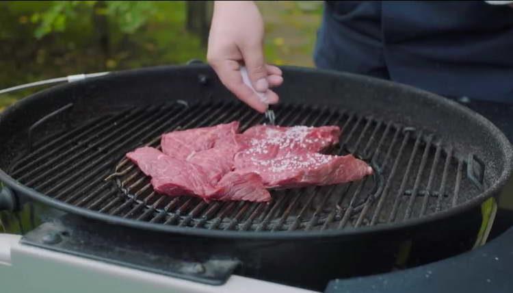 saupoudrer de boeuf avec du sel