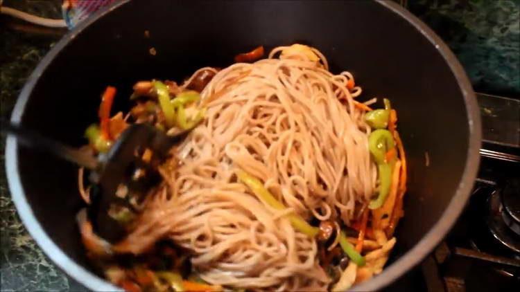 mix vegetables with noodles