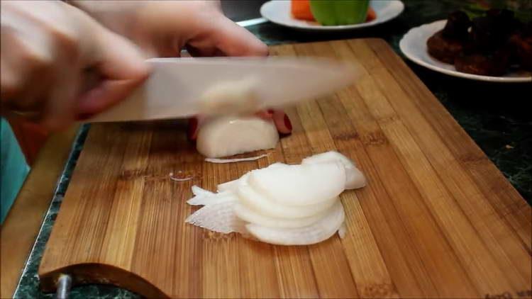 cortar la cebolla en medio aros