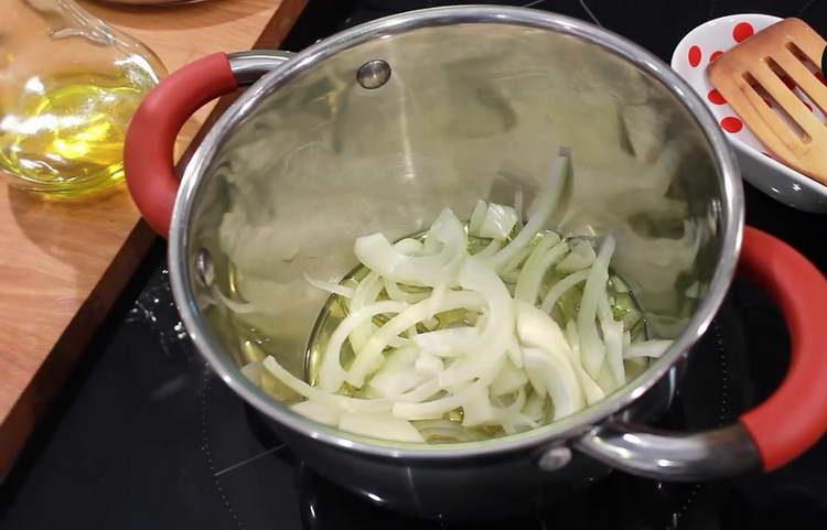 freír la cebolla en una sartén