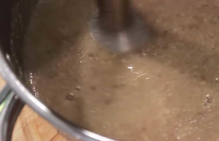 ipasa ang sopas sa pamamagitan ng isang blender