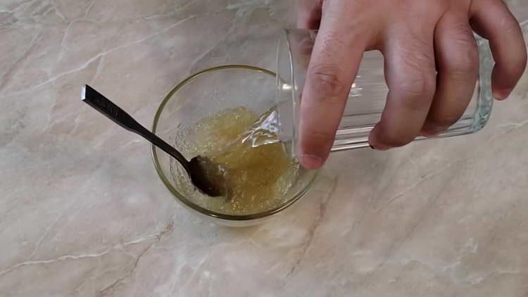 mélanger la gélatine avec de l'eau