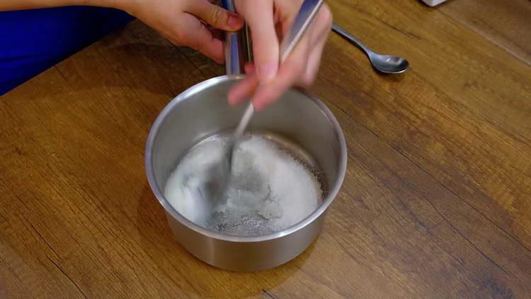mélanger le sucre avec de l'acide citrique et de l'eau