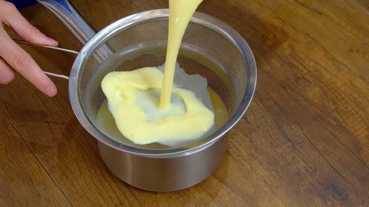 pour the milk mixture into caramel