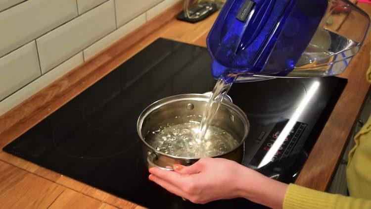 hervir agua en una sartén
