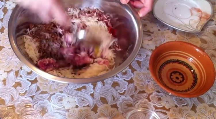 mezclar carne picada con cebolla