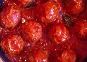 préparer de délicieux hérissons à la sauce tomate