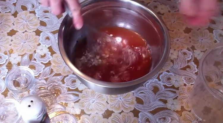 mélanger la pâte de tomate avec du sucre