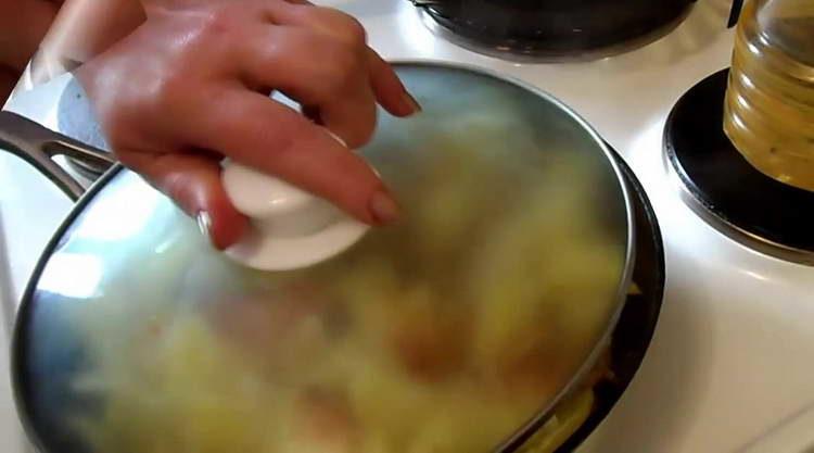 fry potatoes under the lid