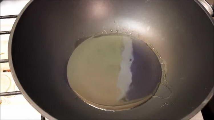 pour the oil into the pan