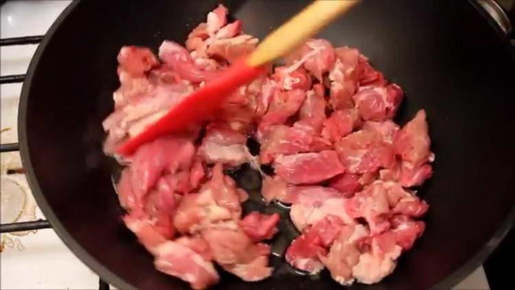 poner la carne en una sartén