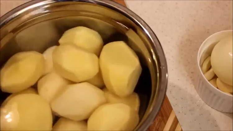 éplucher les pommes de terre