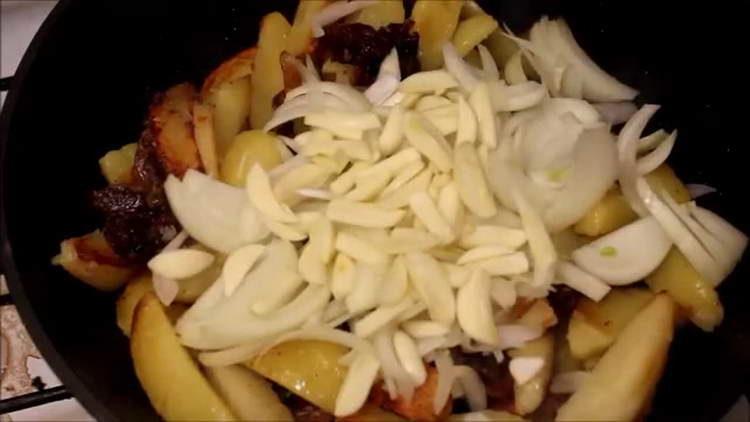 add onion and garlic to the potatoes