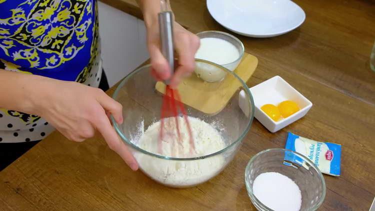 mélanger la farine avec le sucre