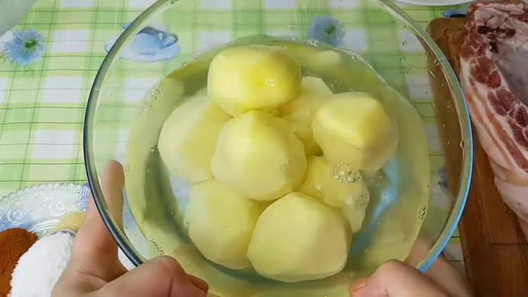 mettre les pommes de terre dans un bol