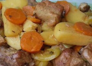 prepare a delicious roast with meat and potatoes