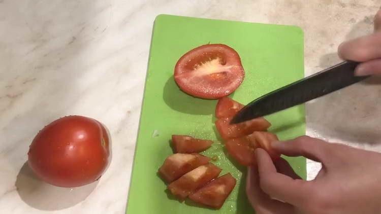 nasjeckajte luk i rajčicu