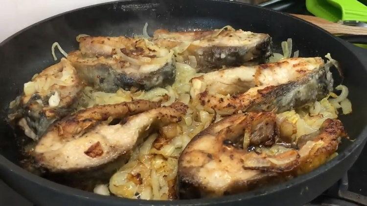 How to cook carp in a pan with onions