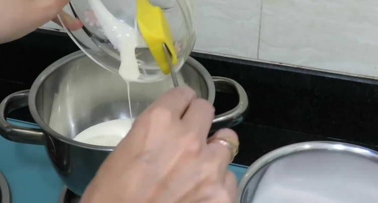 pour cream into the second stewpan