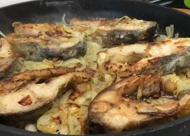 How to cook carp  in a pan with onions