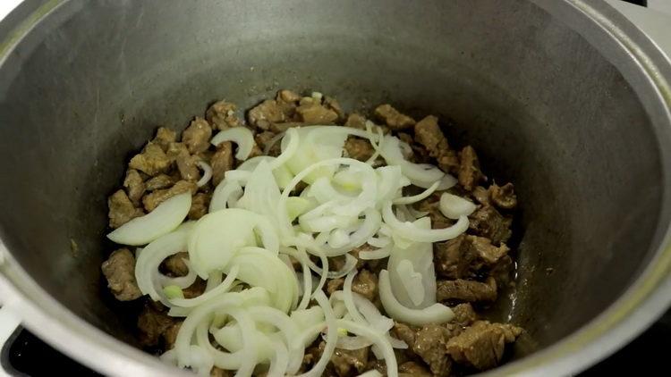freír la cebolla con carne