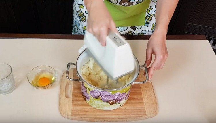 Beat the potatoes with a mixer.