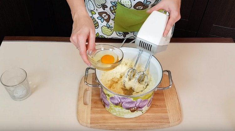 Agregue el huevo a la masa de papa.