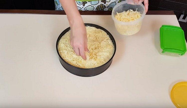 Saupoudrer le fromage râpé de la casserole.