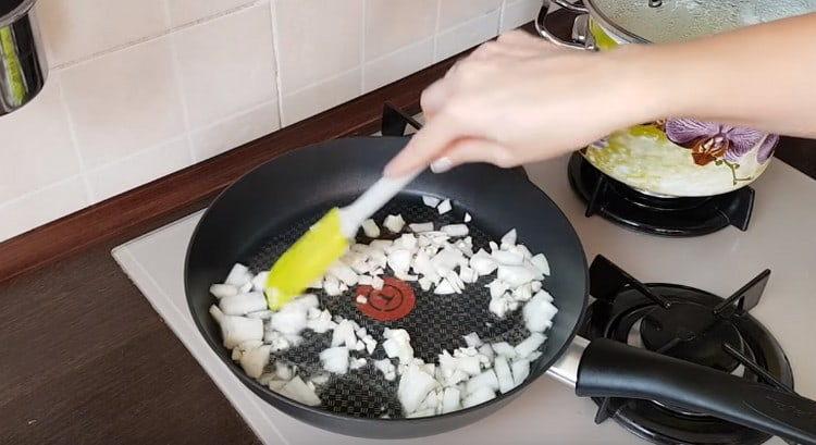 Freír la cebolla con ajo en una sartén.