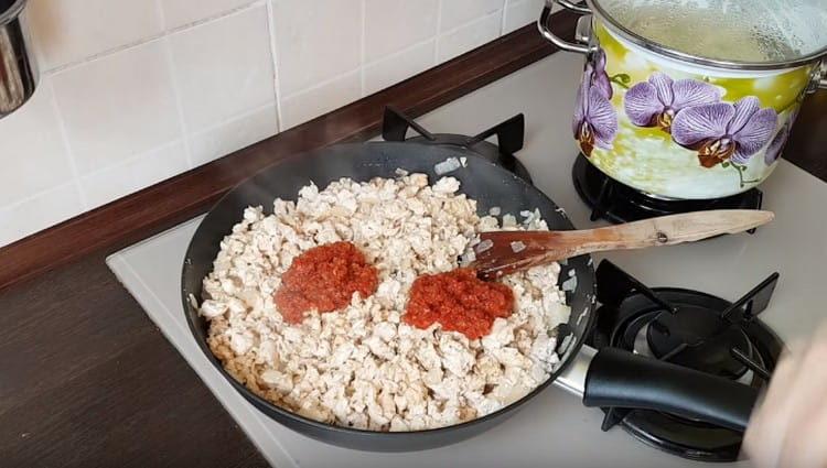Sazone el relleno de la cacerola con pasta de tomate.