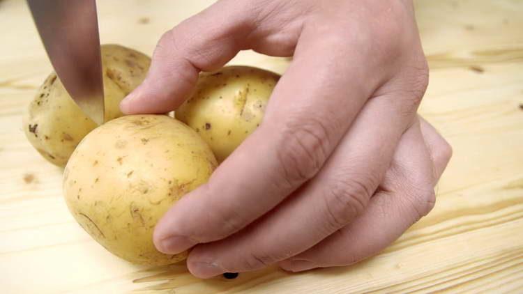 faire une incision dans les pommes de terre