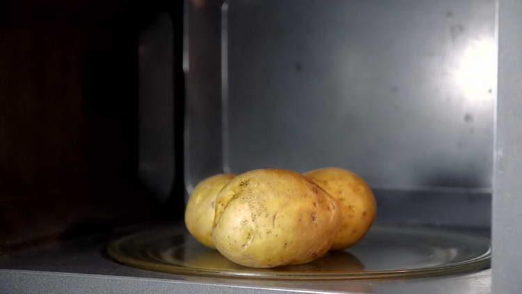 Veste de pommes de terre au micro-ondes
