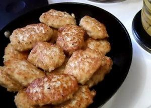 Chuletas de pollo con avena según una receta paso a paso con foto