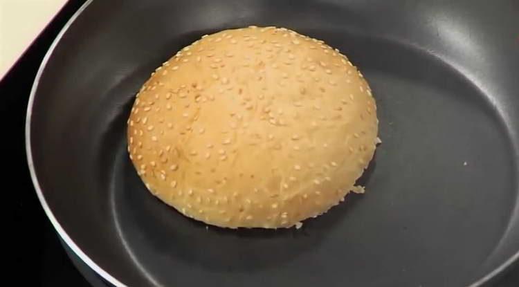 freír bollos de hamburguesa