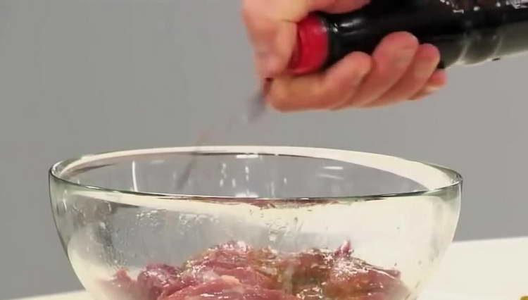 pour soy sauce to meat