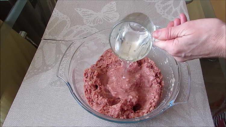 pour water into minced meat