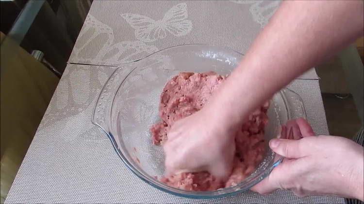 mix the minced meat with your hands